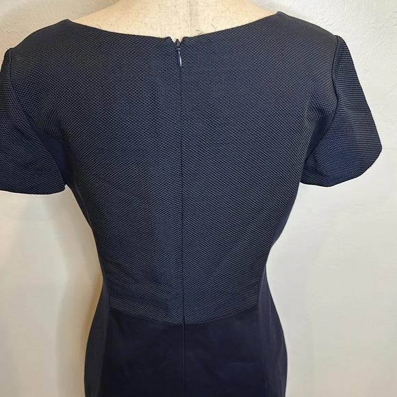 CLUB MONACO NAVY BLUE SHEETH DRESS BACK ZIPPER TEXTURED SCOOP NECK  SIZE 6 - Picture 6 of 11
